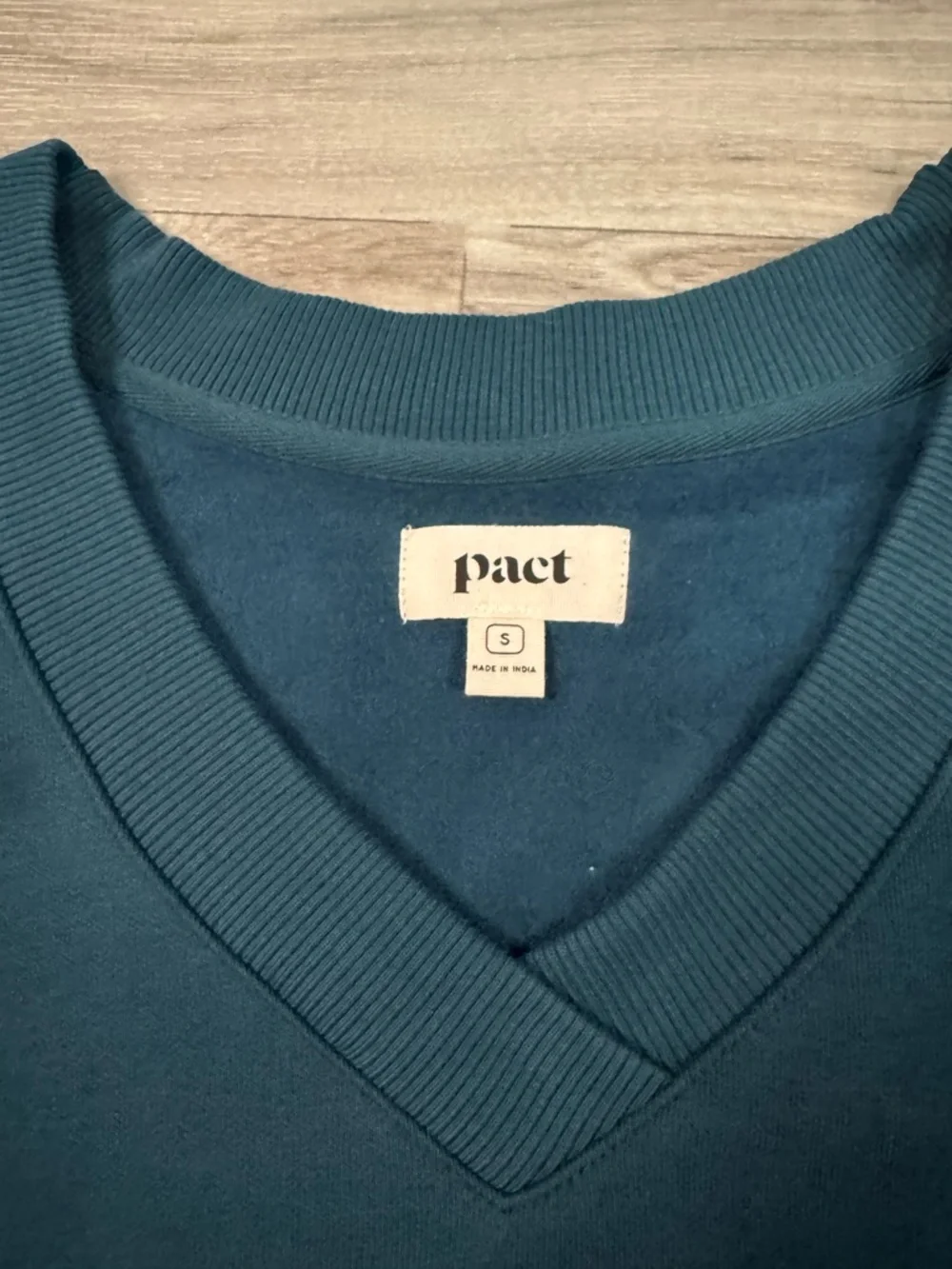 PACT Women's Courtside V-Neck Sweatshirt in Celestial Green Size Small
